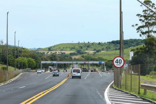 foto ilustrativa de rodovia e pedágio