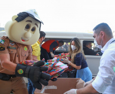 Raul Siqueira e a primeira-dama Luciana Massa recolhem brinquedos no Paraná Piá