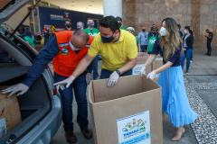 Raul Siqueira e a primeira-dama Luciana Massa recolhem brinquedos no Paraná Piá
