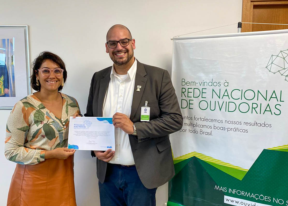 coordenador de ouvidoria recebe diploma do premio