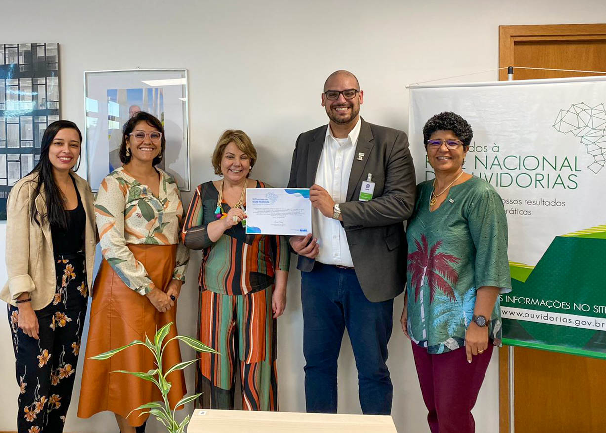 coordenador de ouvidoria recebe diploma do premio