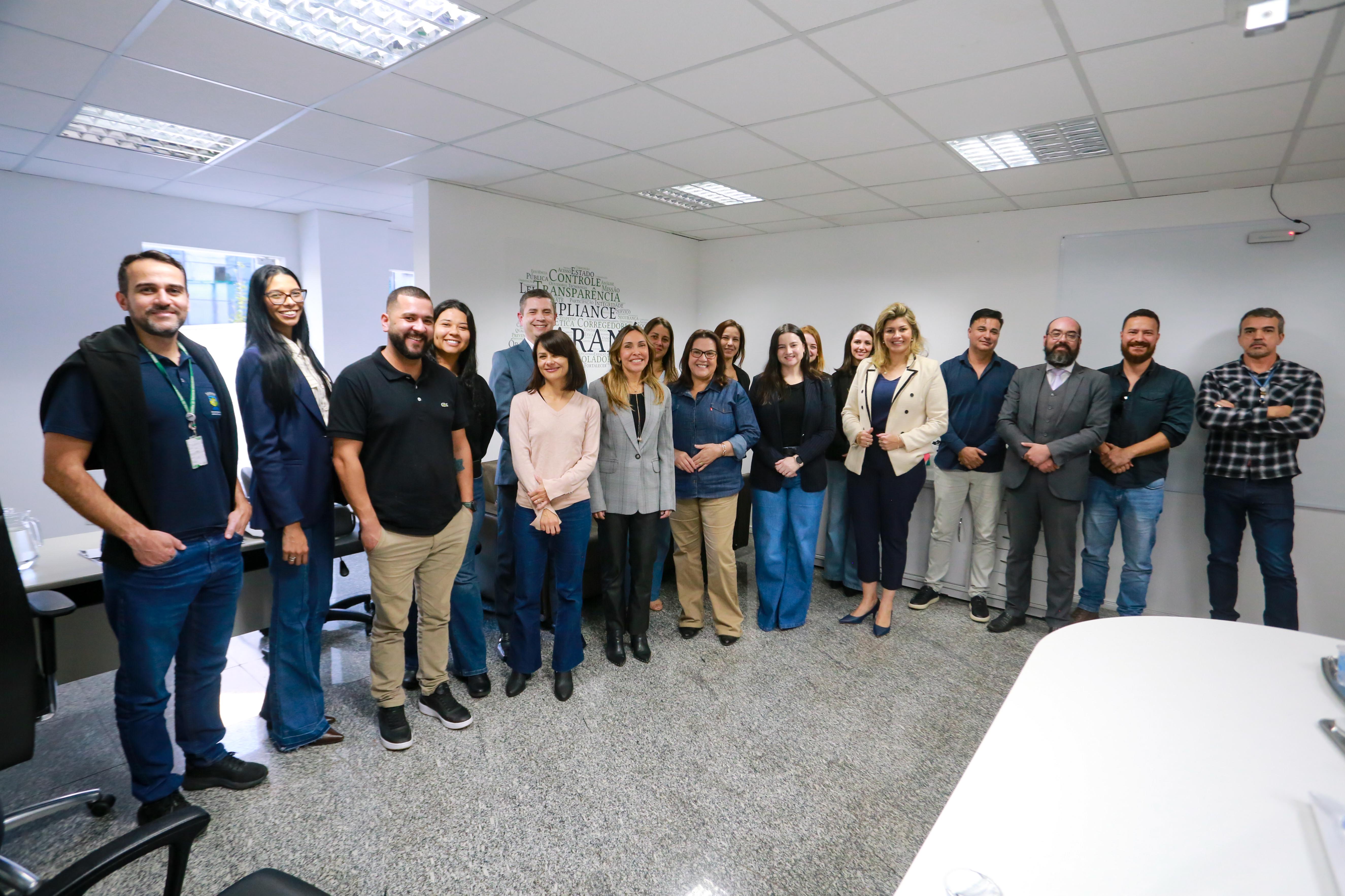Equipe da prefeitura de Pinhais visita coordenações da CGE