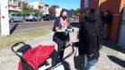 agentes do controle social e da ouvidoria da CGE entrevistam beneficiários do cartão comida boa.