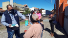 agentes do controle social e da ouvidoria da CGE entrevistam beneficiários do cartão comida boa.