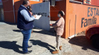 agentes do controle social e da ouvidoria da CGE entrevistam beneficiários do cartão comida boa.