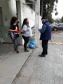 Equipe da CGE Itinerante entrevista pessoas.