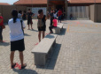 servidores entrevistam pessoas na fila para pegar kit merenda escolar