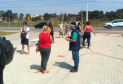 servidores entrevistam pessoas na fila para pegar kit merenda escolar