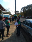servidores entrevistam pessoas na fila para pegar kit merenda escolar