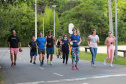 controlador-geral e equipe caminham no parque barigui