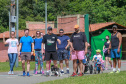 controlador-geral e equipe caminham no parque barigui