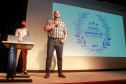 premiação de agentes no palco do auditório do MON