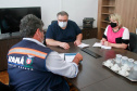 equipe da CGE entrega plano para diretor da biblioteca