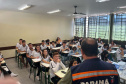 Equipe CGE conversa com alunos de escolas estaduais.