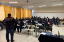 Equipe CGE conversa com alunos de escolas estaduais.