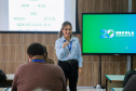 fotos do curso de integração em que aparecem os novos servidores e apresentações feitas por coordenadores e chefes de núcleos.