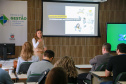 fotos do curso de integração em que aparecem os novos servidores e apresentações feitas por coordenadores e chefes de núcleos.