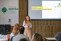 fotos do curso de integração em que aparecem os novos servidores e apresentações feitas por coordenadores e chefes de núcleos.
