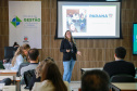 fotos do curso de integração em que aparecem os novos servidores e apresentações feitas por coordenadores e chefes de núcleos.