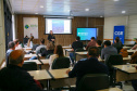 fotos do curso de integração em que aparecem os novos servidores e apresentações feitas por coordenadores e chefes de núcleos.