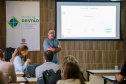 fotos do curso de integração em que aparecem os novos servidores e apresentações feitas por coordenadores e chefes de núcleos.