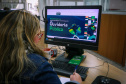 servidora da ouvidoria-geral vê página na internet sobre o curso