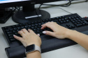 mãos sobre teclados