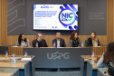 agentes das universidades assistem às palestras no encontro.