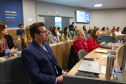agentes das universidades assistem às palestras no encontro.