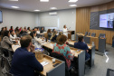 agentes das universidades assistem às palestras no encontro.