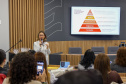 agentes das universidades assistem às palestras no encontro.