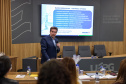 agentes das universidades assistem às palestras no encontro.