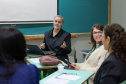 agentes das universidades assistem às palestras no encontro.