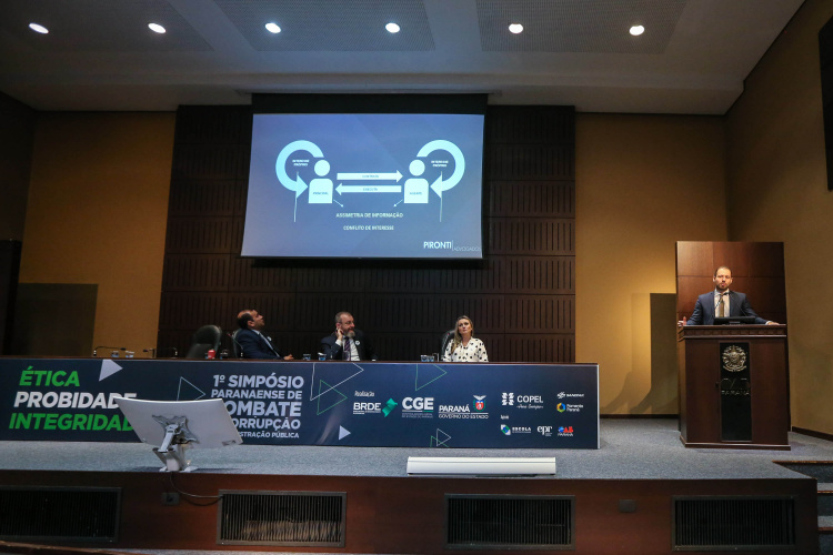 Último dia do 1º Simpósio Paranaense de Combate à Corrupção na Administração Pública teve participação de delegados da Polícia Federal e da Civil paranaense, além de especialistas em compliance.