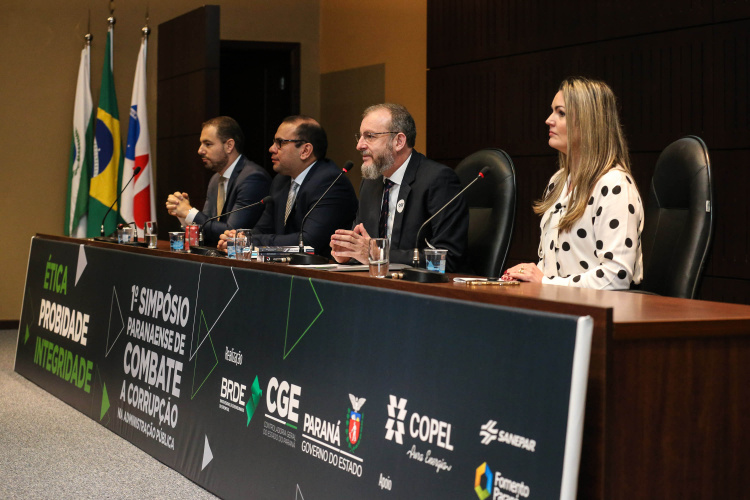 Último dia do 1º Simpósio Paranaense de Combate à Corrupção na Administração Pública teve participação de delegados da Polícia Federal e da Civil paranaense, além de especialistas em compliance.