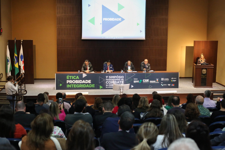 Último dia do 1º Simpósio Paranaense de Combate à Corrupção na Administração Pública teve participação de delegados da Polícia Federal e da Civil paranaense, além de especialistas em compliance.