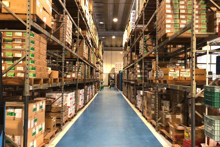 almoxarifado com várias caixas