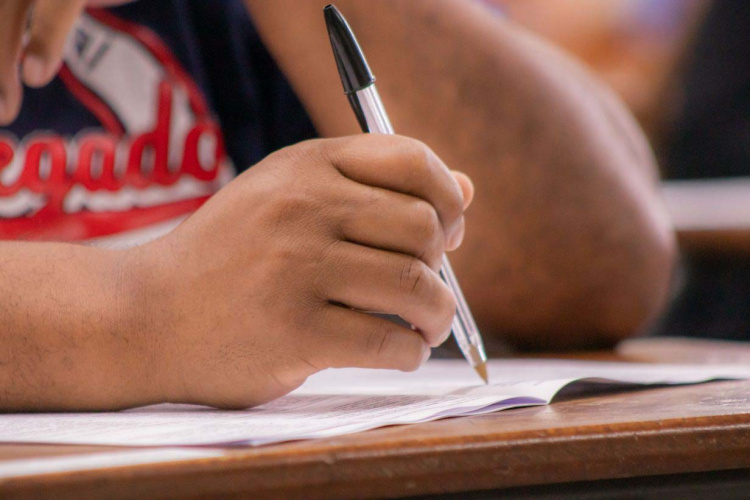 aluno escrevendo