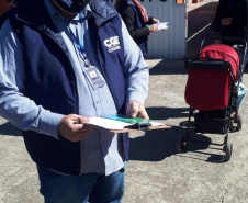 agentes do controle social e da ouvidoria da CGE entrevistam beneficiários do cartão comida boa.