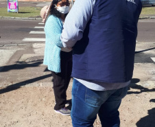 agentes do controle social e da ouvidoria da CGE entrevistam beneficiários do cartão comida boa.