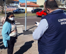 agentes do controle social e da ouvidoria da CGE entrevistam beneficiários do cartão comida boa.