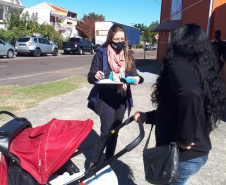 agentes do controle social e da ouvidoria da CGE entrevistam beneficiários do cartão comida boa.