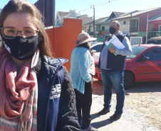 agentes do controle social e da ouvidoria da CGE entrevistam beneficiários do cartão comida boa.