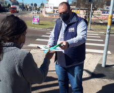 agentes do controle social e da ouvidoria da CGE entrevistam beneficiários do cartão comida boa.