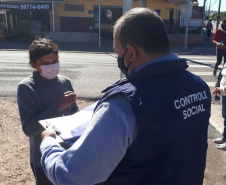 agentes do controle social e da ouvidoria da CGE entrevistam beneficiários do cartão comida boa.