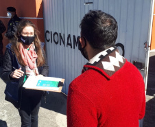 agentes do controle social e da ouvidoria da CGE entrevistam beneficiários do cartão comida boa.