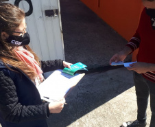 agentes do controle social e da ouvidoria da CGE entrevistam beneficiários do cartão comida boa.