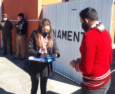 agentes do controle social e da ouvidoria da CGE entrevistam beneficiários do cartão comida boa.