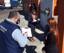 agentes do controle social e da ouvidoria da CGE entrevistam beneficiários do cartão comida boa.