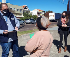 agentes do controle social e da ouvidoria da CGE entrevistam beneficiários do cartão comida boa.